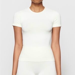 Skims Soft Smoothing Seamless T- Shirt (S)